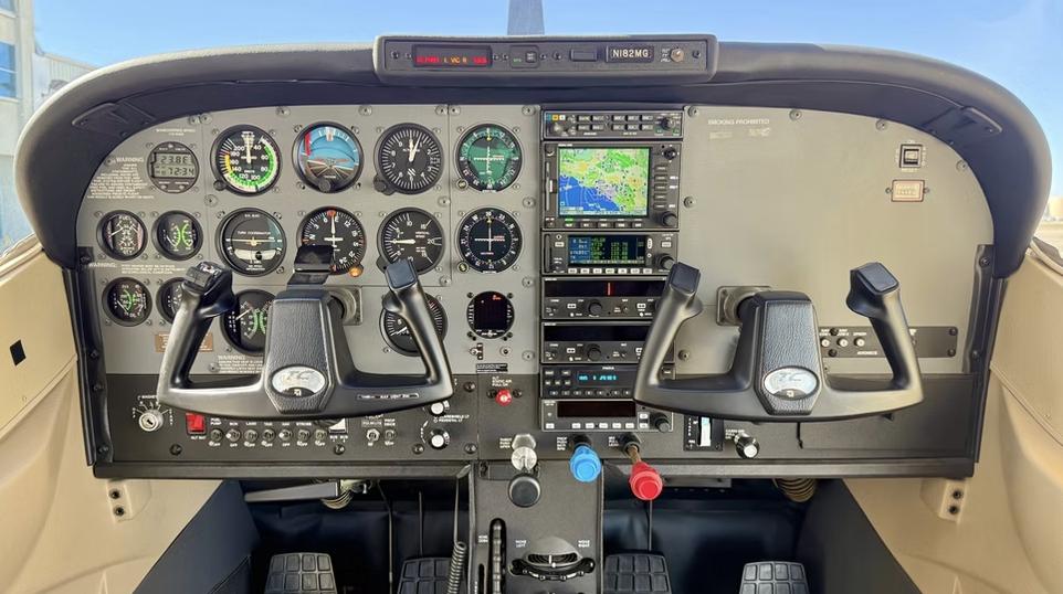 2001 CESSNA T182T Photo 4